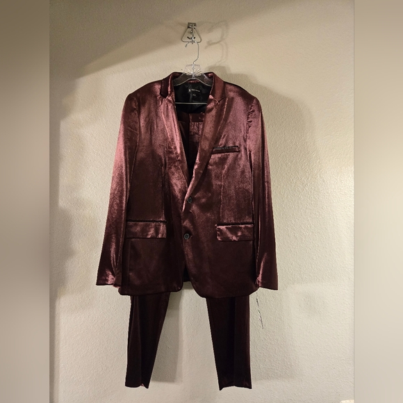 Brand New Men’s Suits PLUS Two Free Ties